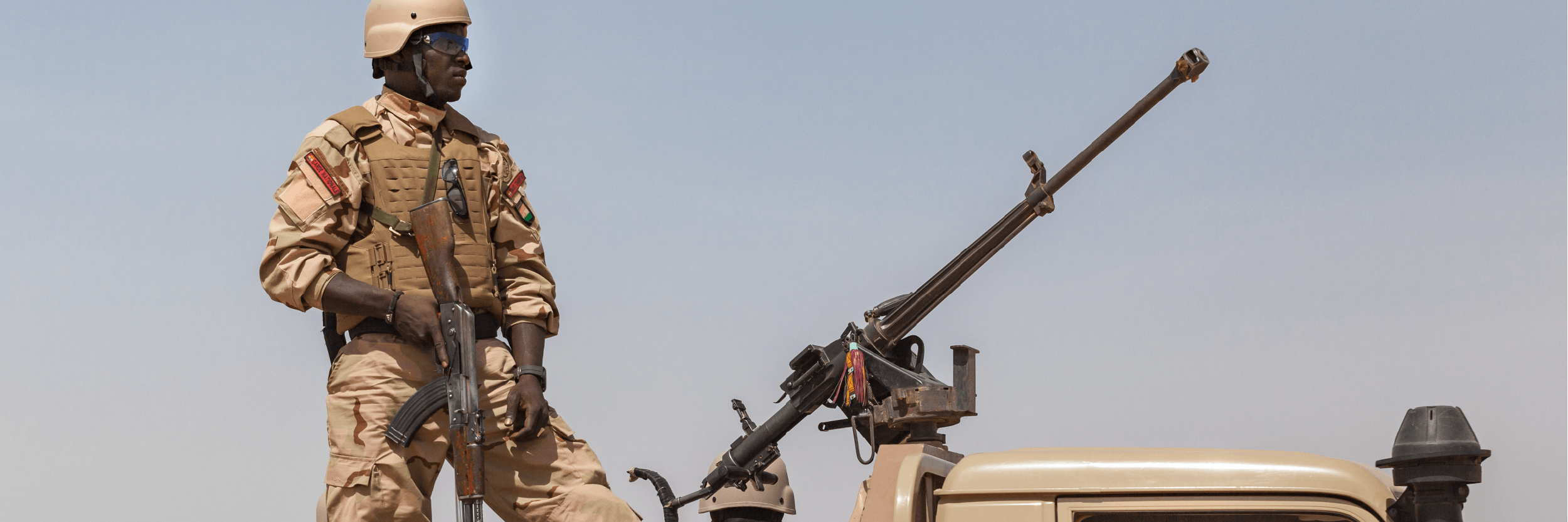 Staatliche Militärgarde in Nordafrika Auto mit bewaffneten Soldaten